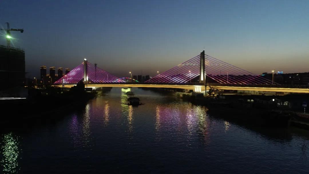 汽笛聲中白鷺飛，長(zhǎng)虹托起夜明珠——共賞東塘大橋夜景